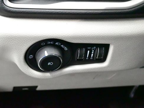 Used 2023 Chrysler Pacifica Touring-L FWD image 16