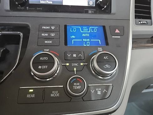 Used 2017 Toyota Sienna XLE Premium AWD/4WD image 28