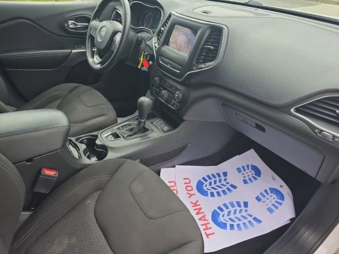 Used 2019 Jeep Cherokee Latitude w/ Popular Appearance Group FWD image 12