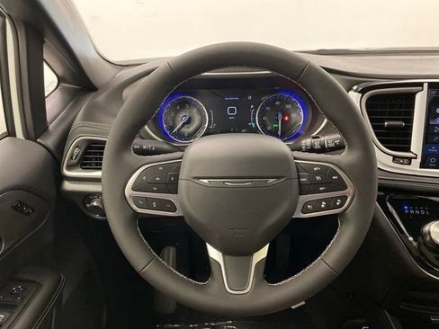 New 2027 Chrysler Pacifica Select FWD image 17
