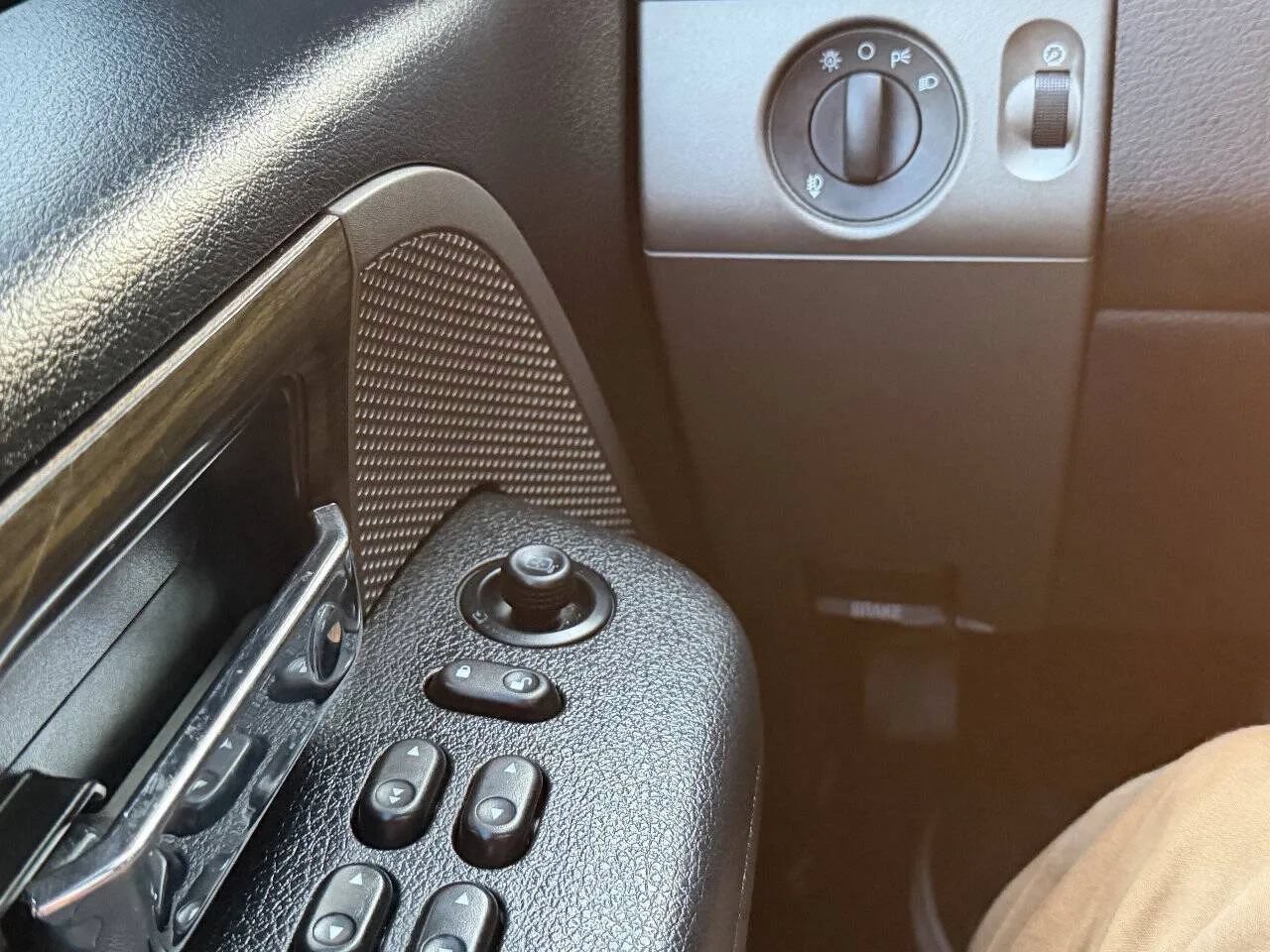 Used 2008 Lincoln Mark LT 4x4 image 22