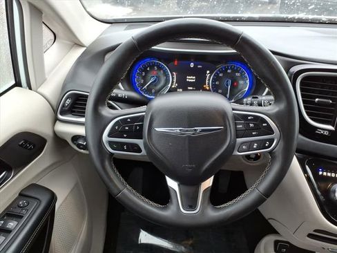 Used 2023 Chrysler Pacifica Touring-L image 22