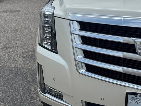 Used 2015 Cadillac Escalade Luxury AWD/4WD image 11
