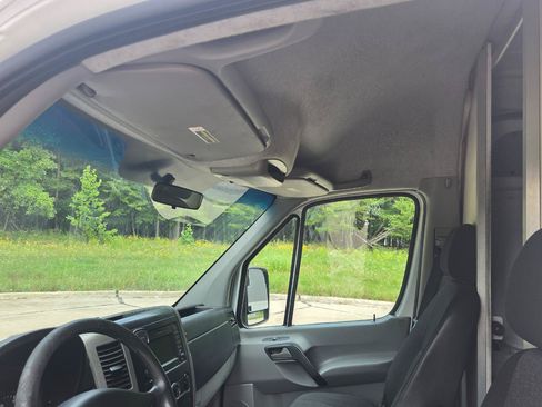 Used 2014 Freightliner Sprinter 2500 RWD image 22