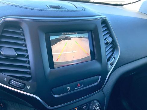 Used 2019 Jeep Cherokee Latitude Plus image 24