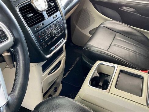 Used 2014 Chrysler Town & Country Touring image 15