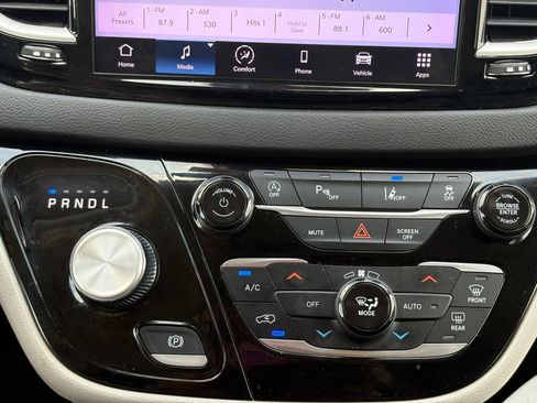 Used 2023 Chrysler Pacifica Touring-L FWD image 28