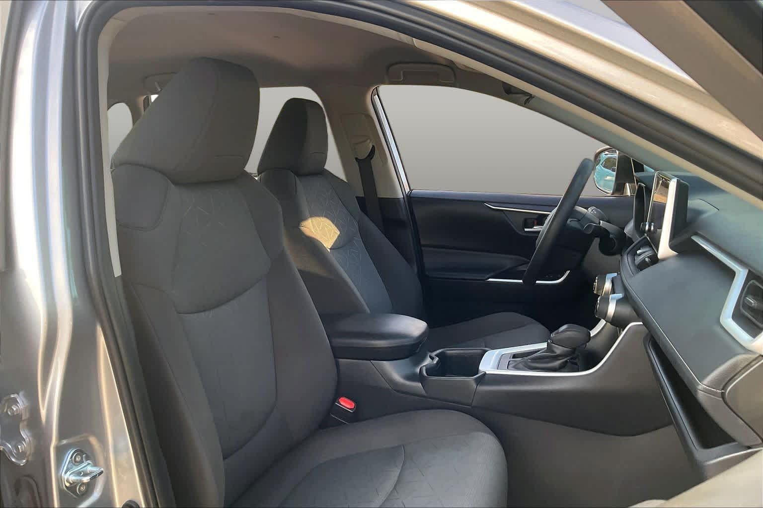 Used 2025 Toyota RAV4 XLE FWD image 9