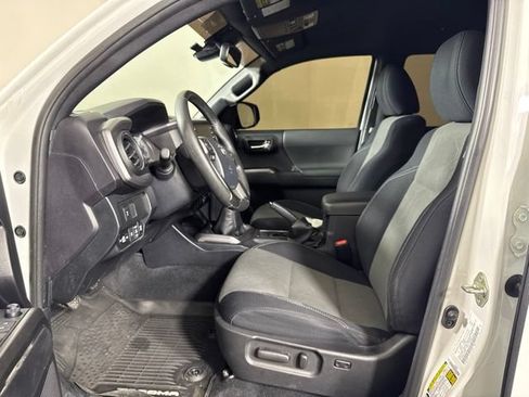 Used 2020 Toyota Tacoma TRD Off-Road w/ Blackout Package AWD/4WD image 11