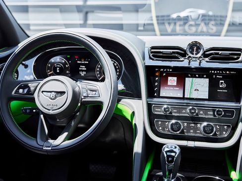 Used 2025 Bentley Bentayga AWD/4WD image 60