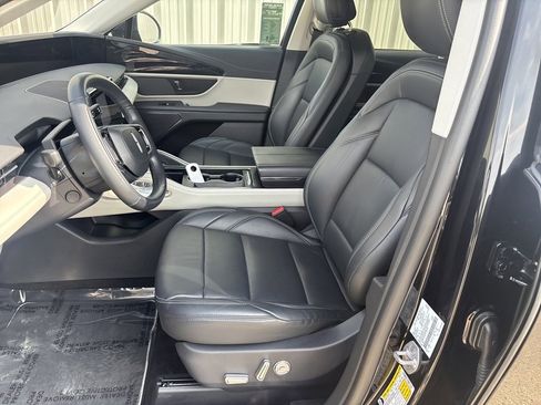 Used 2024 Lincoln Nautilus Premier image 11