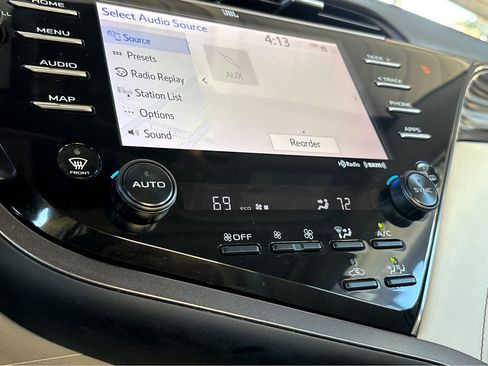 Used 2019 Toyota Camry Hybrid image 10