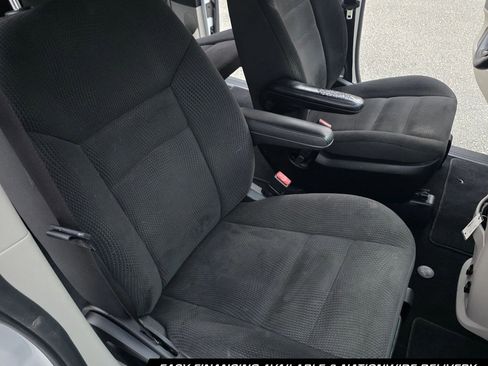 Used 2018 Dodge Grand Caravan SE w/ UConnect Hands-Free Group FWD image 17