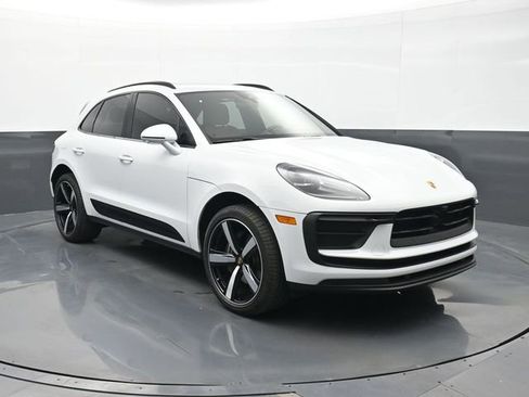 Certified 2025 Porsche Macan AWD/4WD image 24