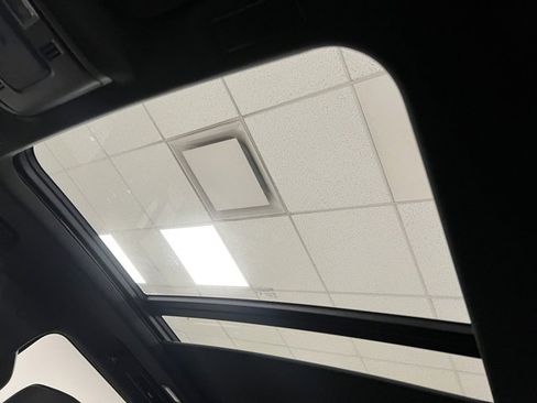 Used 2025 Chevrolet Suburban High Country image 36