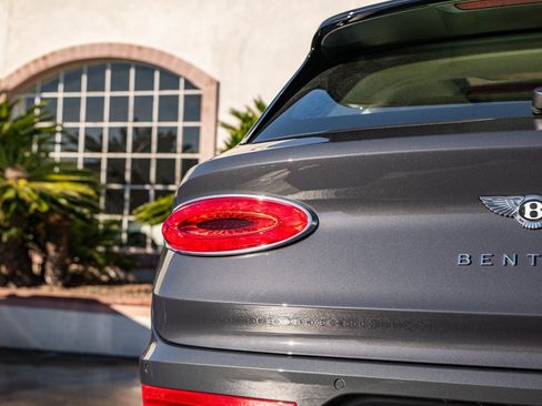 Used 2025 Bentley Bentayga Atelier image 41