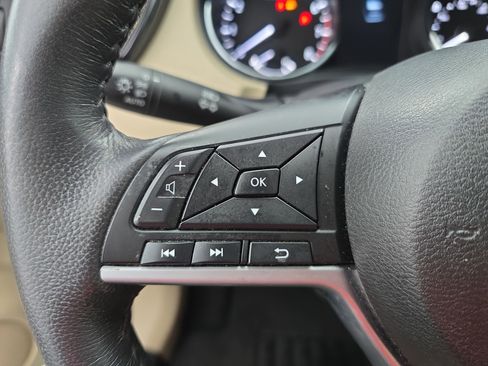 Used 2017 Nissan Rogue SV w/ SV Premium Package image 17