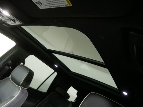 Used 2023 GMC Yukon SLT AWD/4WD image 13