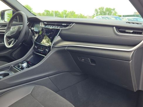 New 2025 Jeep Grand Cherokee Altitude image 8
