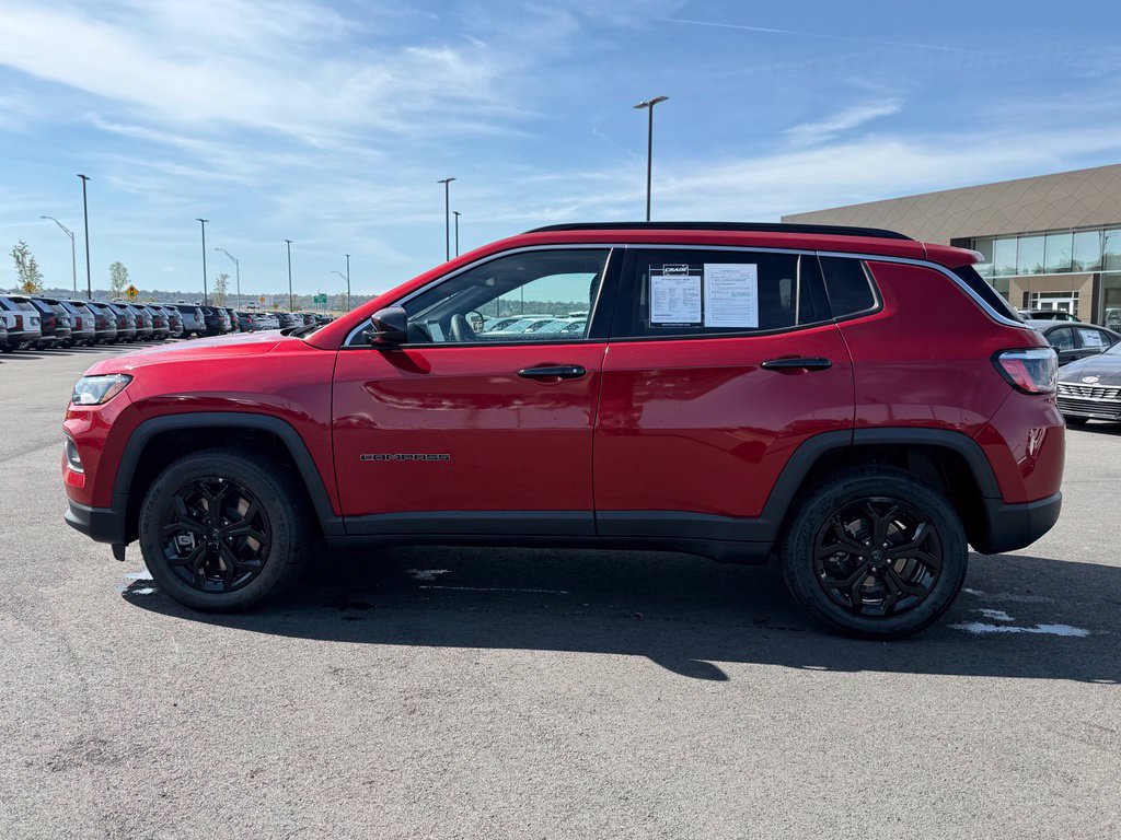 Used 2025 Jeep Compass Latitude w/ Sun & Sound Group AWD/4WD image 8