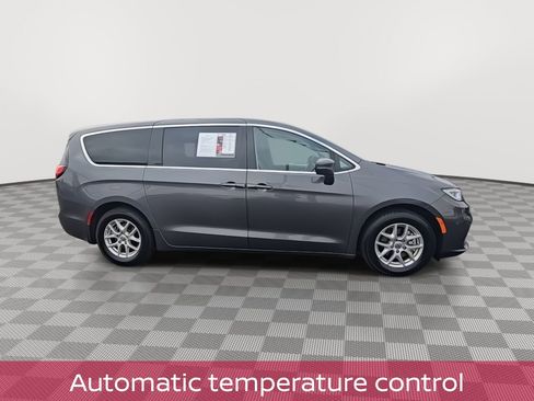 Used 2023 Chrysler Pacifica Touring-L image 10