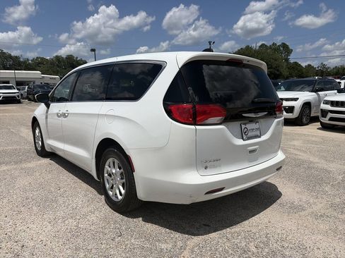 Used 2023 Chrysler Voyager LX FWD image 8