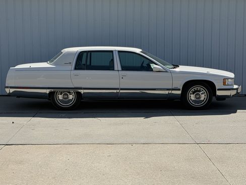 Used 1996 Cadillac Fleetwood Brougham RWD image 3