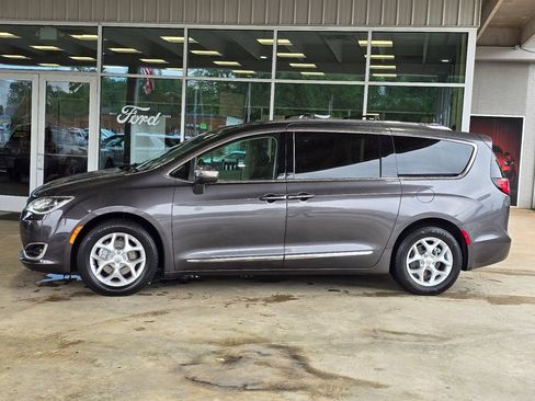 Used 2020 Chrysler Pacifica Limited FWD image 23