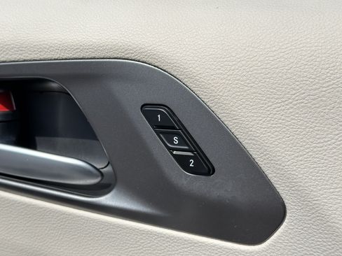 Used 2024 Chrysler Pacifica Touring-L FWD image 15