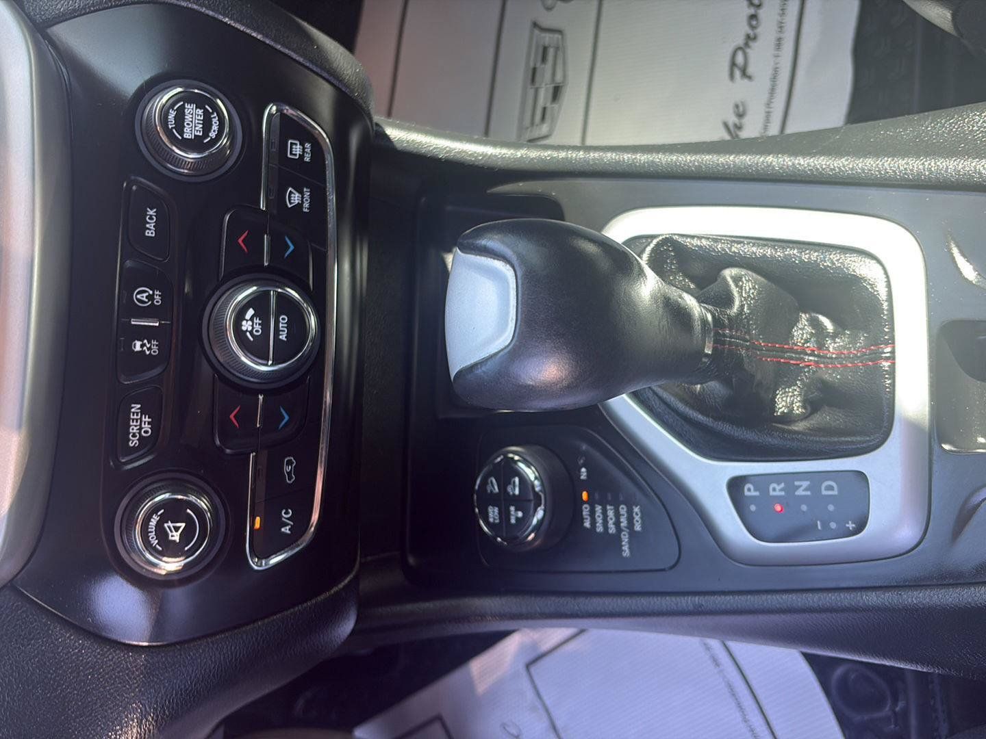Used 2015 Jeep Cherokee Trailhawk w/ Comfort/Convenience Group AWD/4WD image 18
