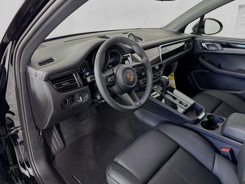 Certified 2026 Porsche Macan AWD/4WD image 4