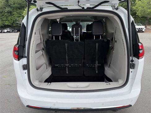 Used 2023 Chrysler Pacifica Touring-L FWD image 30