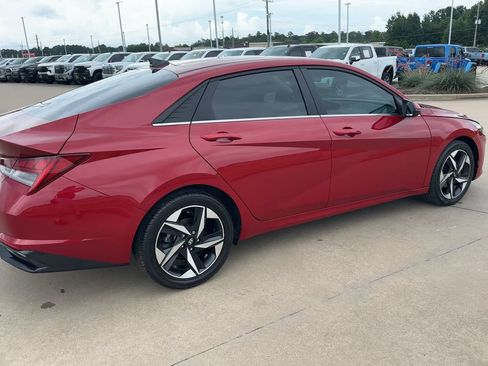 Used 2023 Hyundai Elantra Limited w/ Preferred Accessory Package FWD image 9