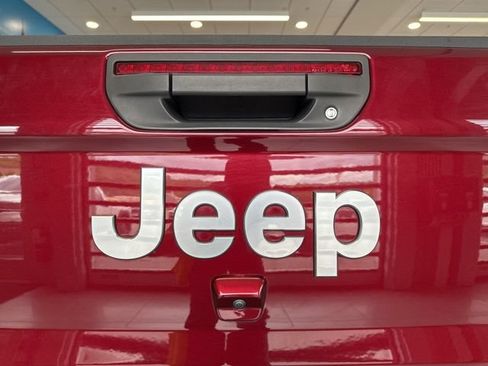 Used 2022 Jeep Gladiator Overland w/ Trailer Tow Package AWD/4WD image 21