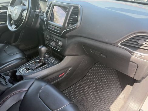 Used 2019 Jeep Cherokee Trailhawk w/ Cold Weather Group AWD/4WD image 30