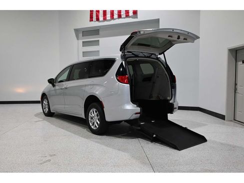Used 2024 Chrysler Voyager LX FWD image 2