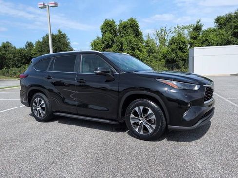 Used 2023 Toyota Highlander XLE FWD image 2