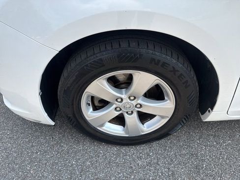 Used 2015 Toyota Sienna L image 9