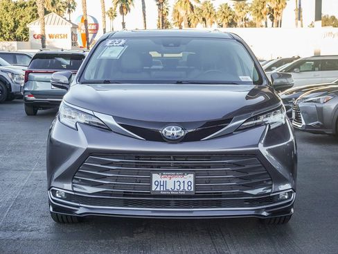 Used 2023 Toyota Sienna Limited image 2