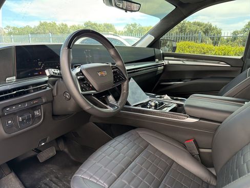 Used 2025 Cadillac Escalade ESV V AWD/4WD image 4