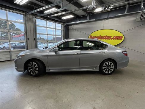 Used 2017 Honda Accord Touring image 2