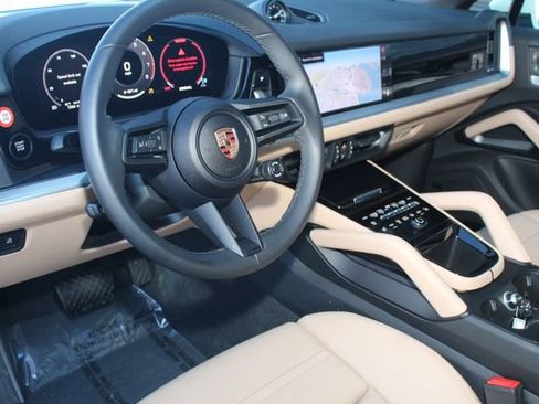 Certified 2025 Porsche Cayenne Coupe image 4