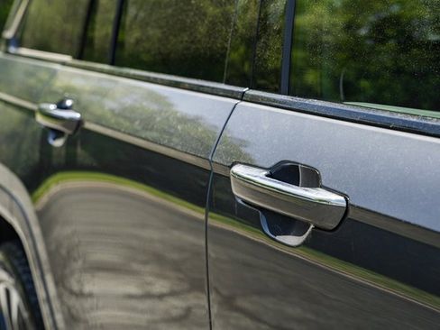 Used 2022 Jeep Grand Cherokee Overland w/ Luxury Tech Group IV image 48