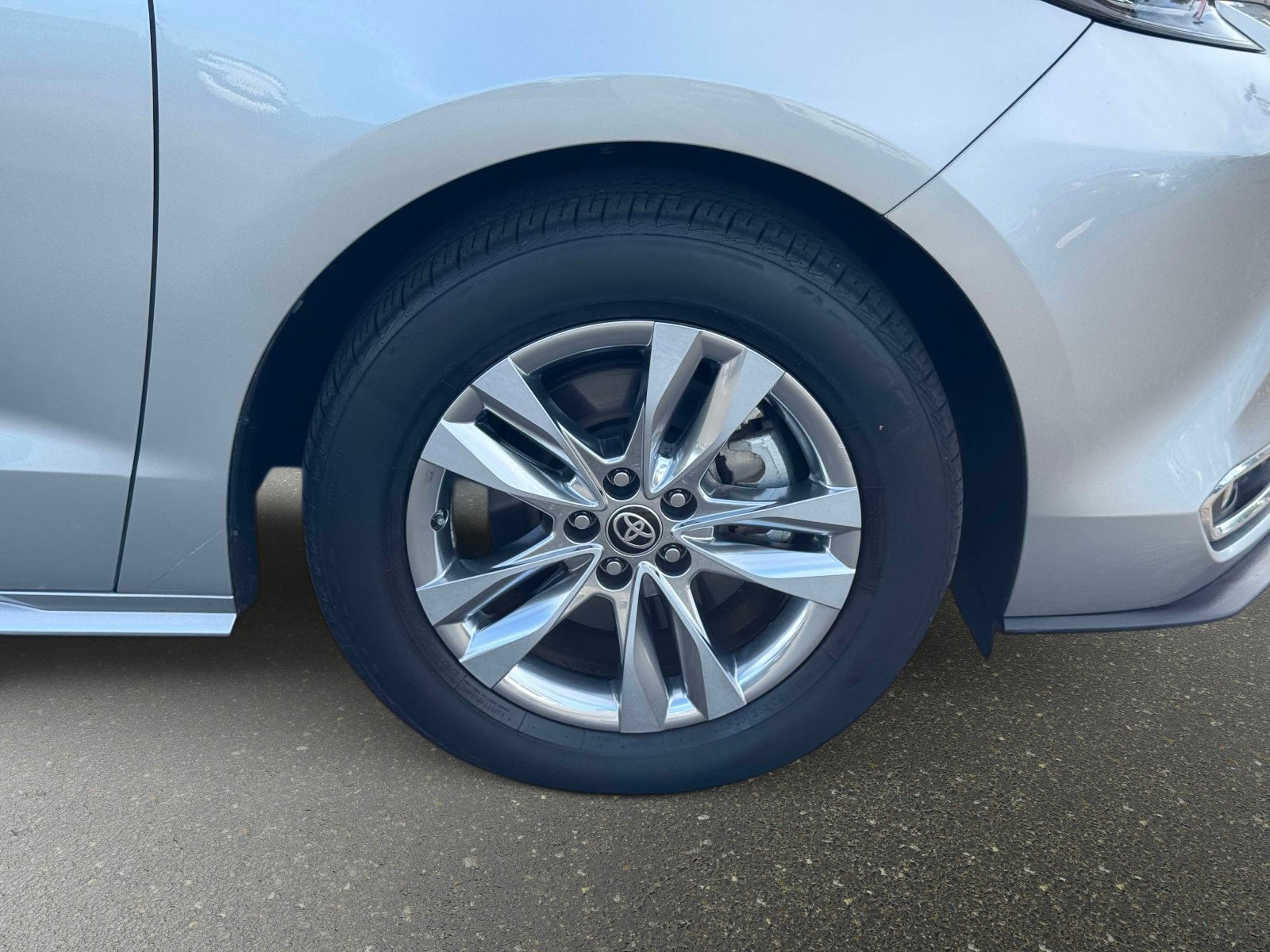 Certified 2024 Toyota Sienna XLE w/ XLE Plus Package AWD/4WD image 9