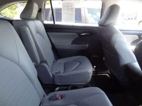 Used 2023 Toyota Highlander XLE FWD image 13