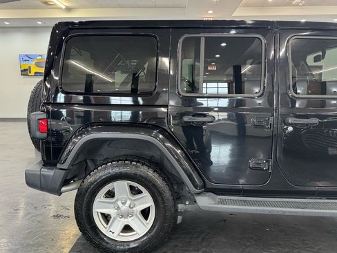Used 2019 Jeep Wrangler Unlimited Sahara w/ Uconnect 4C Nav & Sound Group AWD/4WD image 14