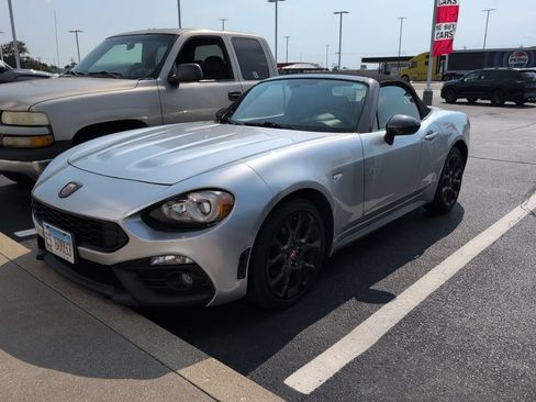 Used 2018 FIAT 124 Spider Abarth RWD image 3