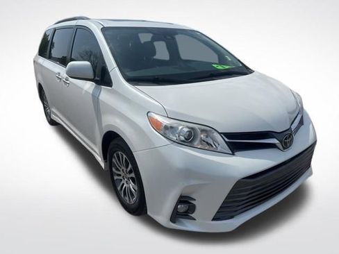 Used 2020 Toyota Sienna XLE image 7