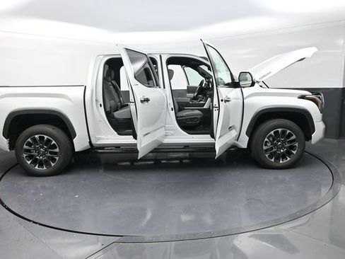 Used 2025 Toyota Tundra Limited AWD/4WD image 37