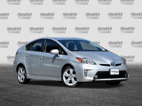 Used 2015 Toyota Prius Five FWD image 2